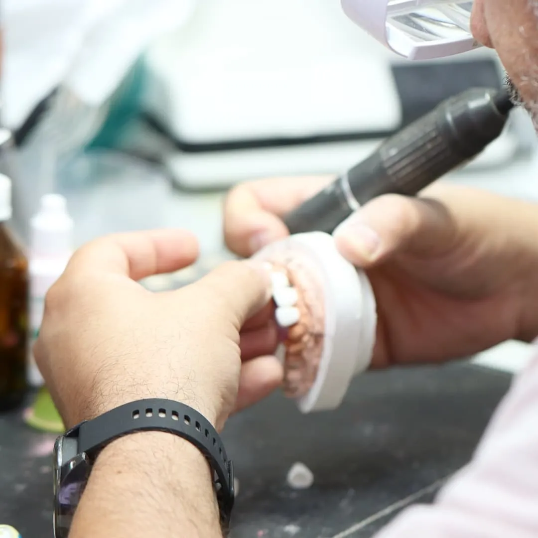 Acabamento manual de prótese dentária no laboratório CEP Digital