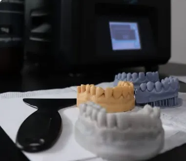 Equipamento de impressão 3D iluminado no laboratório CEP Digital