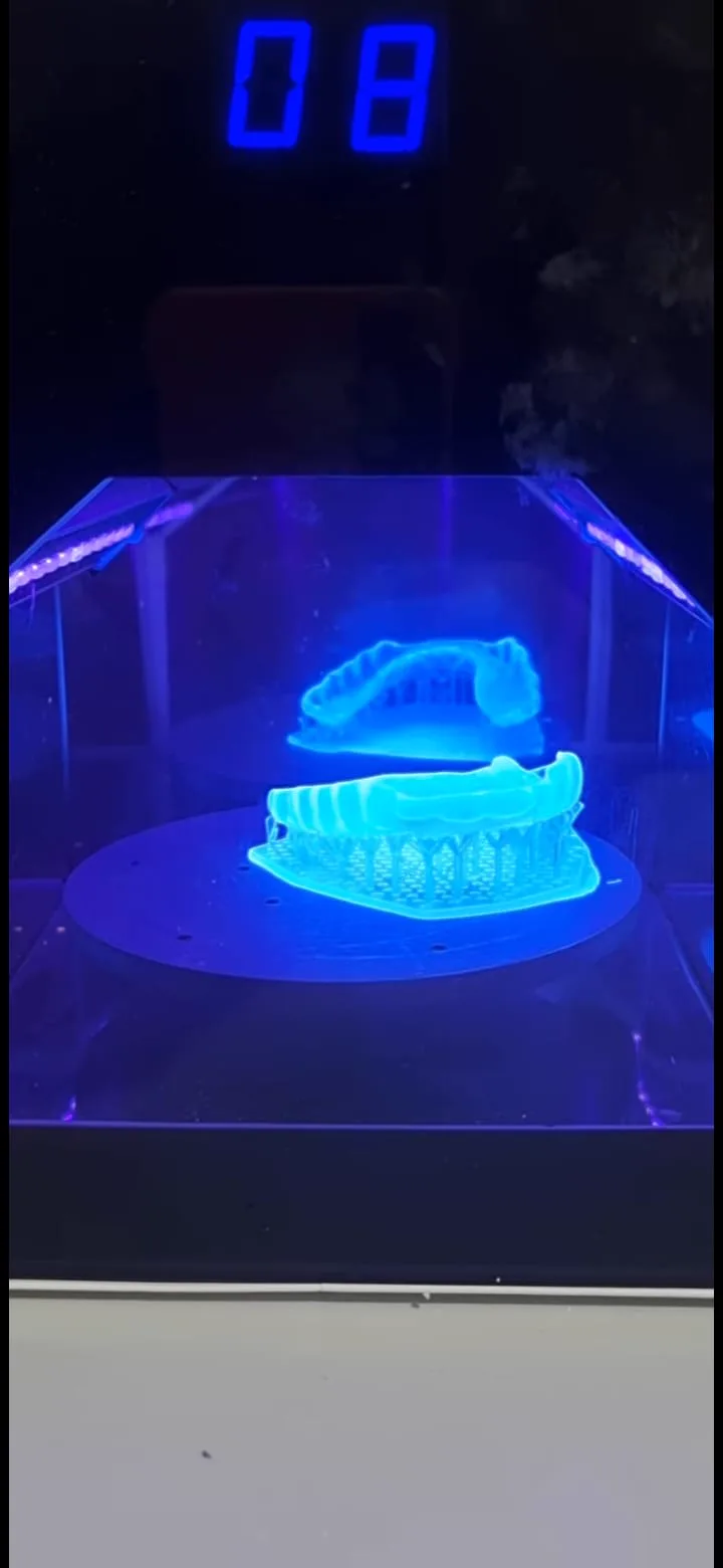 Guia impressa em 3D durante a cura com luz ultravioleta