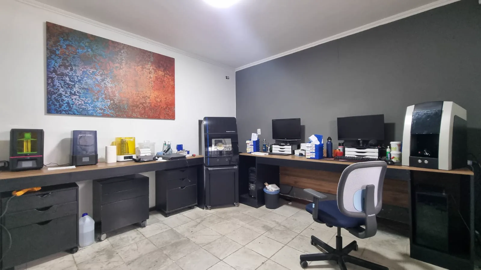 Sala de CAD/CAM do laboratório, onde são feitas fresagem, desenhos e escaneamentos